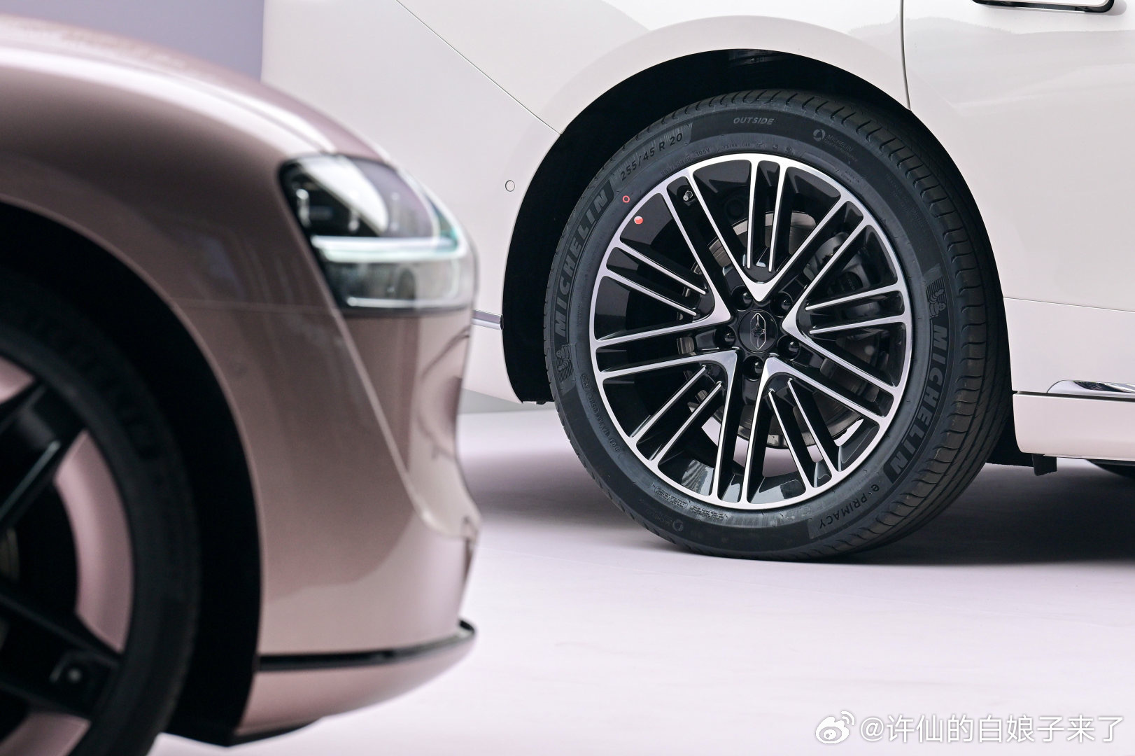 享界粉白新色正式发布享界轿旅双车焕新上市享界轿旅双车焕新登场，粉白新色惊艳亮相，