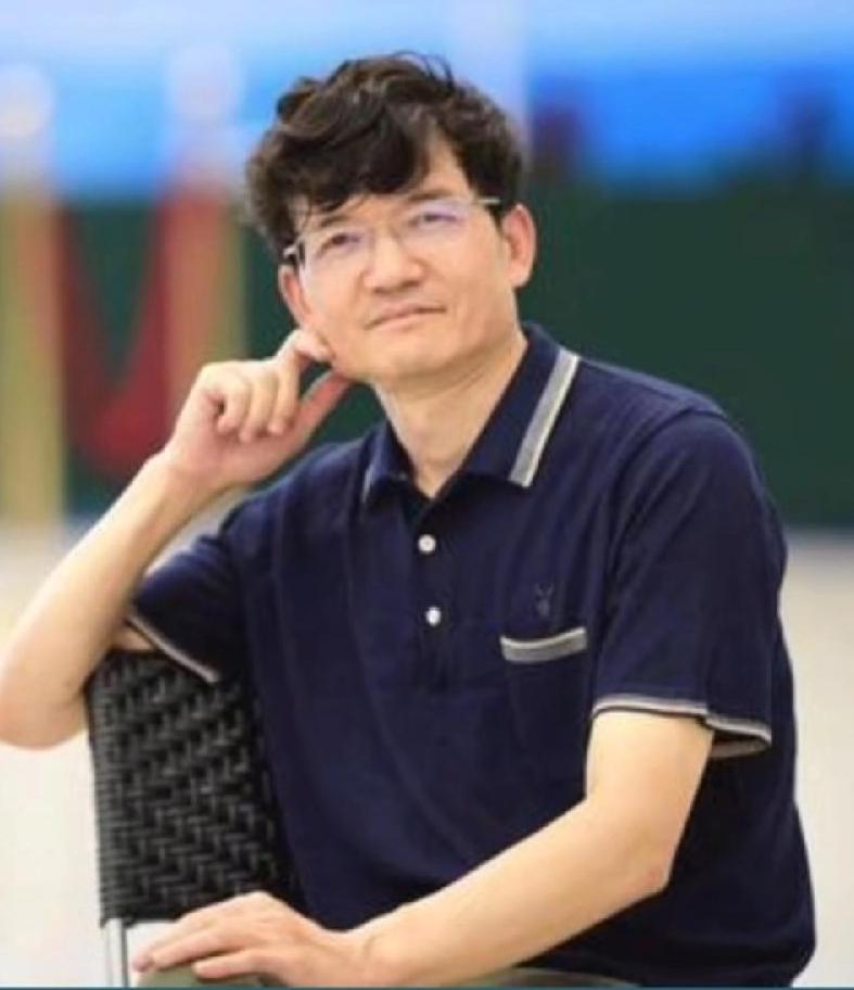 陈佺，生科院原院长，62岁，湖北黄冈浠水县人，儒雅温和，一表人才