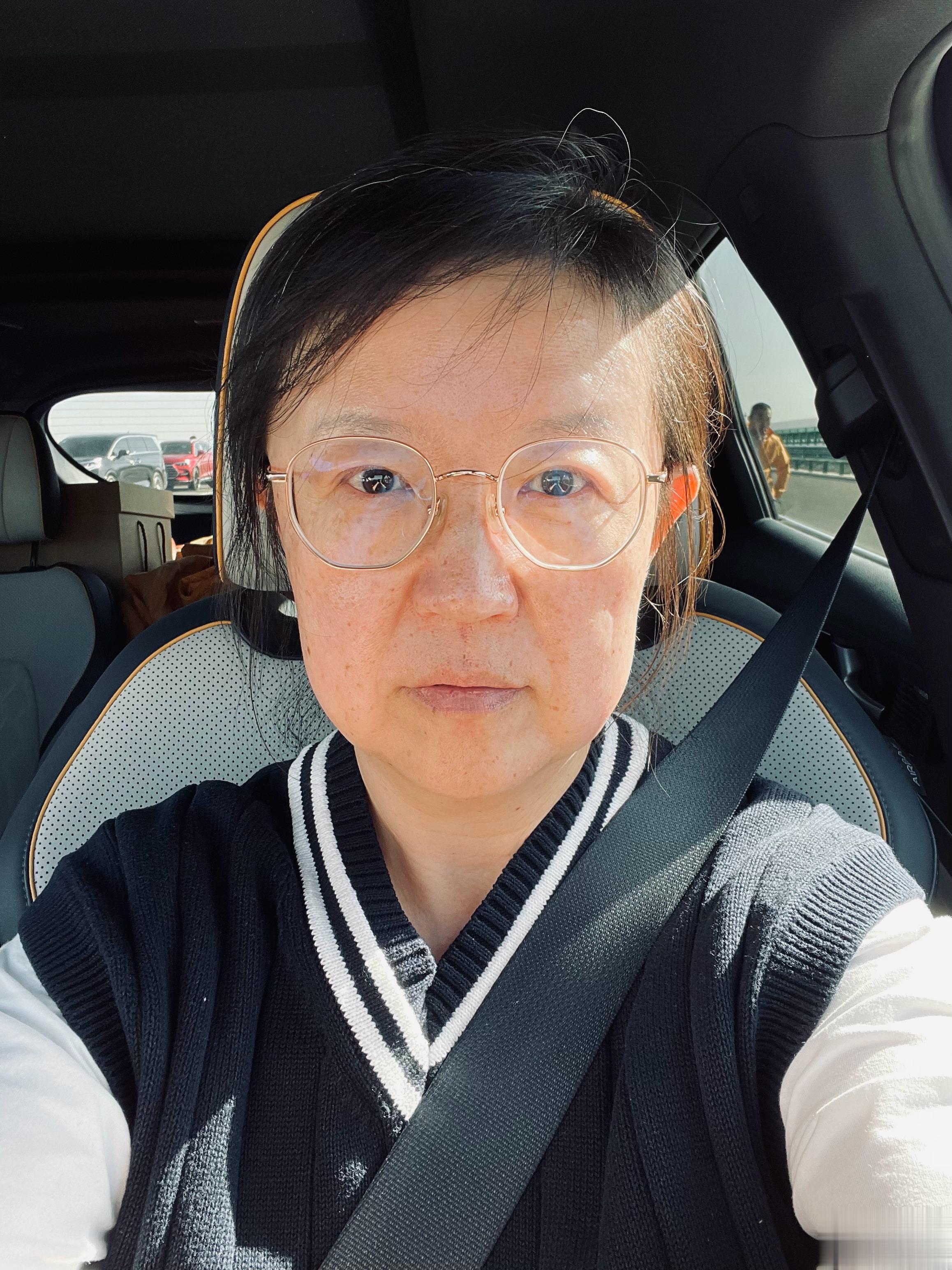 我也是自驾穿过阿尔金山的人了。这也是第一次驾驶新能源车。动力实足，新功能很多，驾