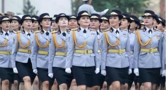 世界上最安全的两个国家，一个谁也打不过，一个谁也不敢打。世界纷纷扰扰，但有两个国