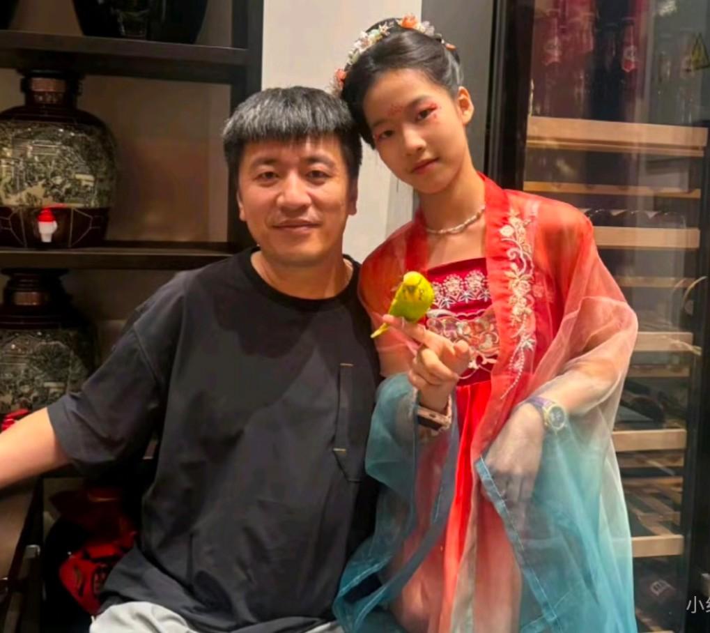 张雪峰走的太突然了
他一手创办的公司怎么办呢？
他只有一个女儿，今年才11岁，连