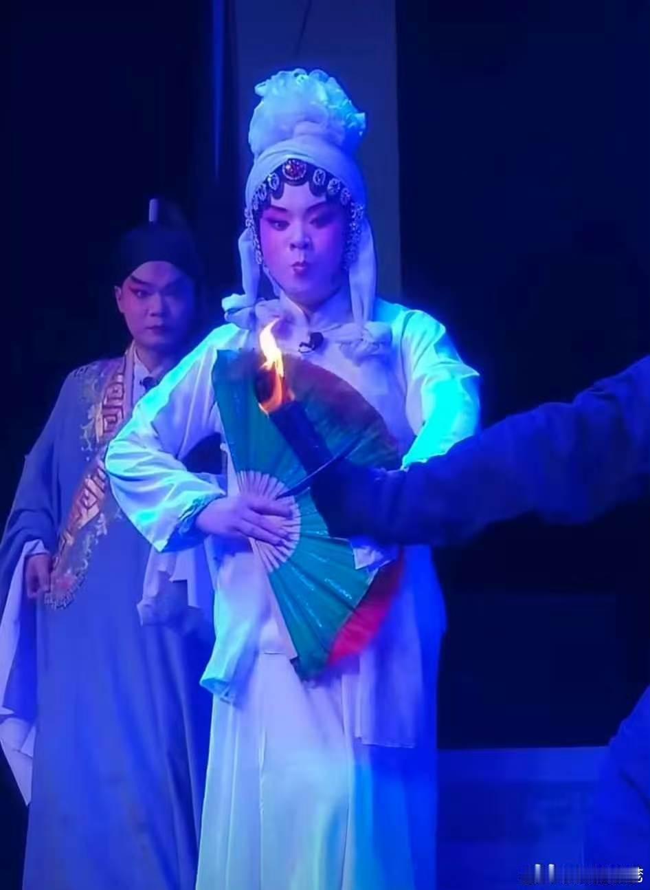 秦腔从来不是小众戏曲看主角入坑秦腔吹火绝技不要用小众定义秦腔，丰富的表演形式、惊