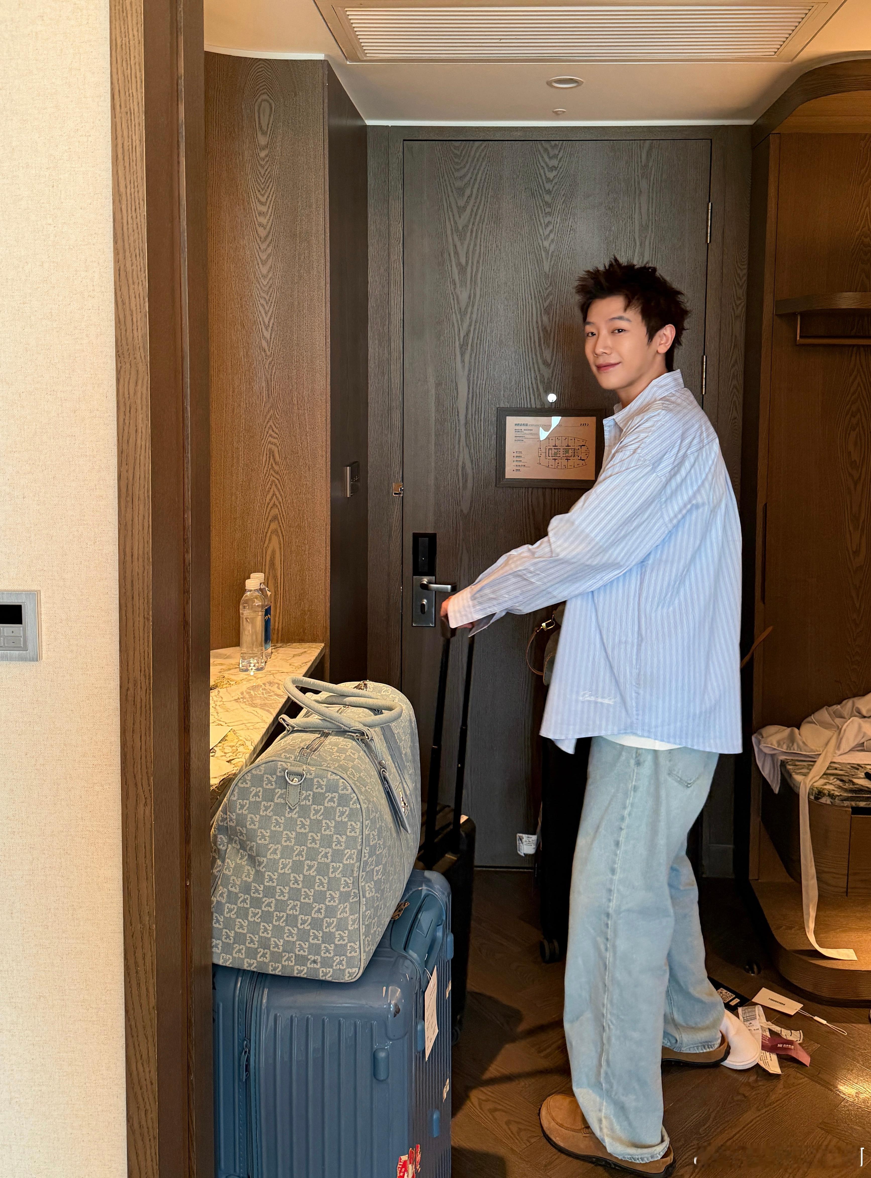 今天去赛里木湖旁边的温泉县住 六小时车程Gogogogo