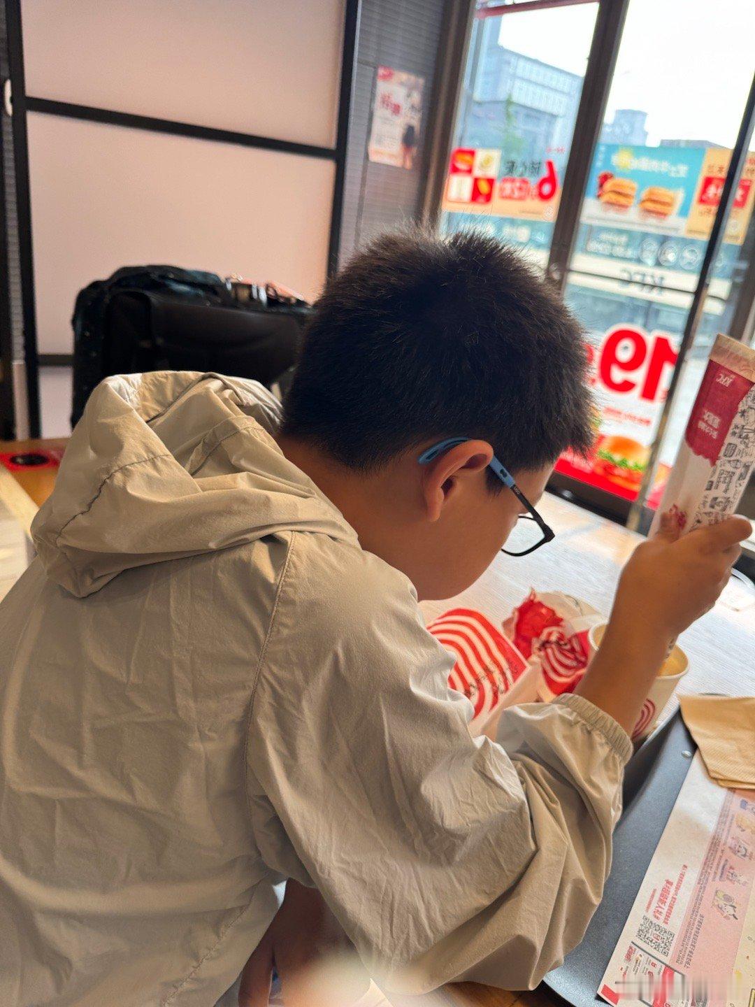早上送两个儿子上学，在KFC一人吃了一个套餐，然后他们说没吃饱，又一人加了一个发