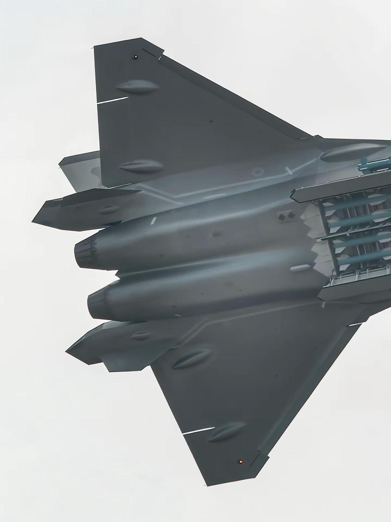 歼-20 (涡扇-10B) 🇨🇳。歼-20“威龙”，是由中国航空工业成都飞机