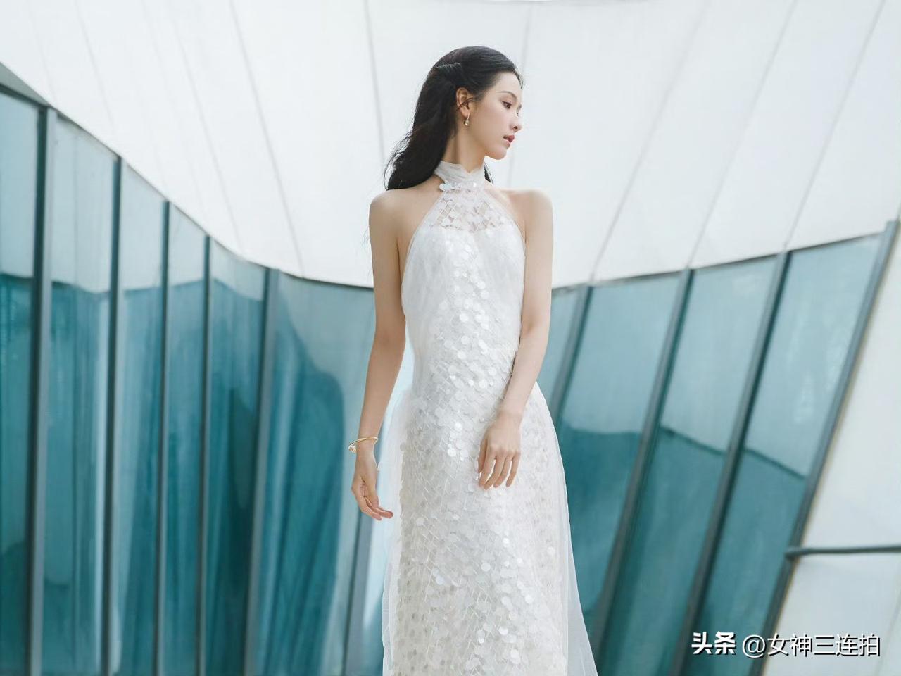 优雅白裙，现代建筑下的时尚大片