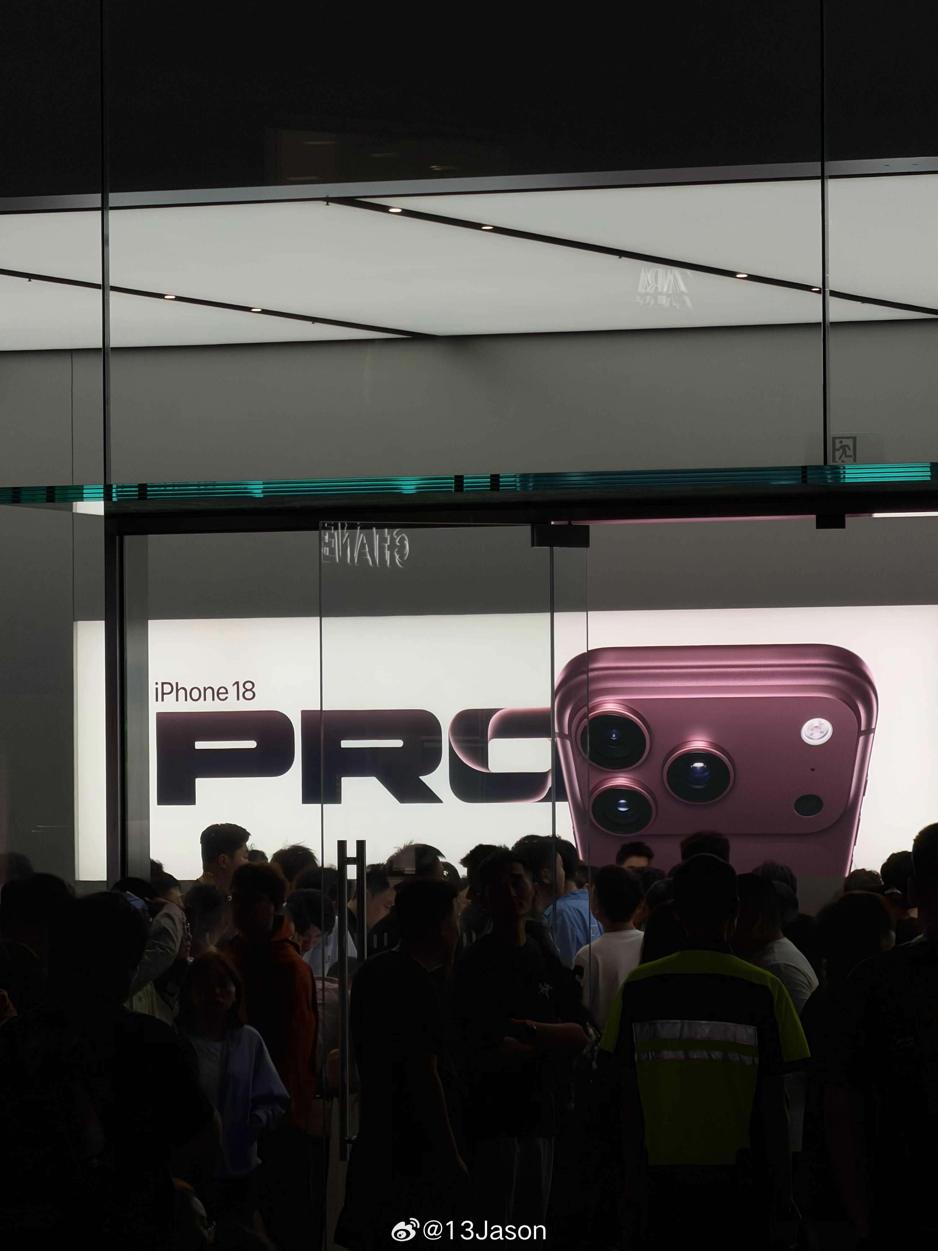 终于有空来 Apple Store 瞅一眼 iPhone 18 Pro 了。没想