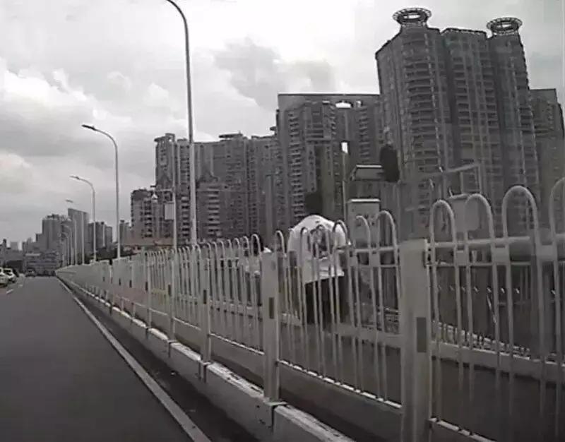 遇到自杀的人救还是不救，不救，因为一个一心想死的人，他肯定是下了很大决心的，你把