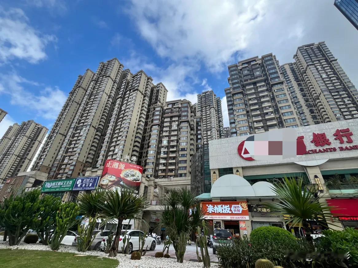 空置的一套房子，只有寒暑假会住上一两个月，平时没人，冰箱和一个摄像头以及电信机顶