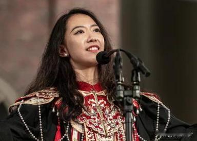 美国骂她“中国间谍”，中国骂她“美国走狗”：哈佛演讲台上的“蒋雨融”，不被美方舆