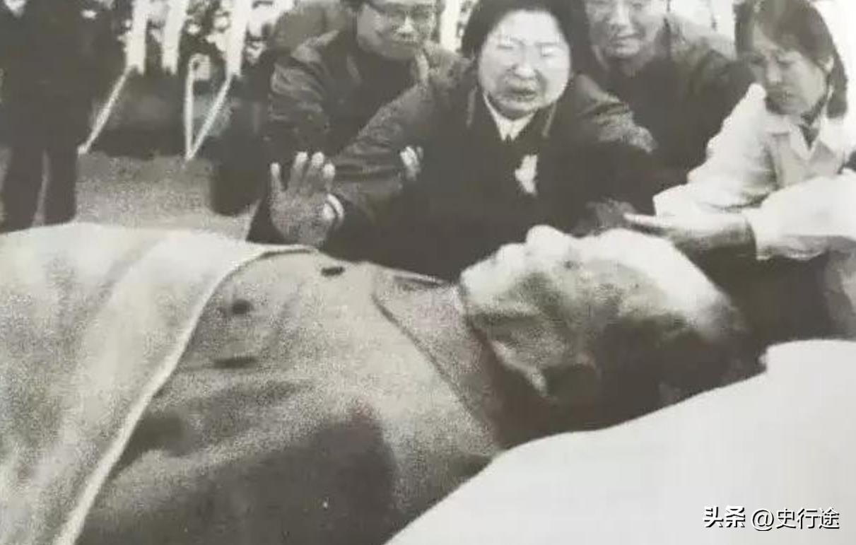 1976年，毛主席逝世后，只有大女儿李敏参加了父亲的遗体告别仪式。李敏面对着父亲
