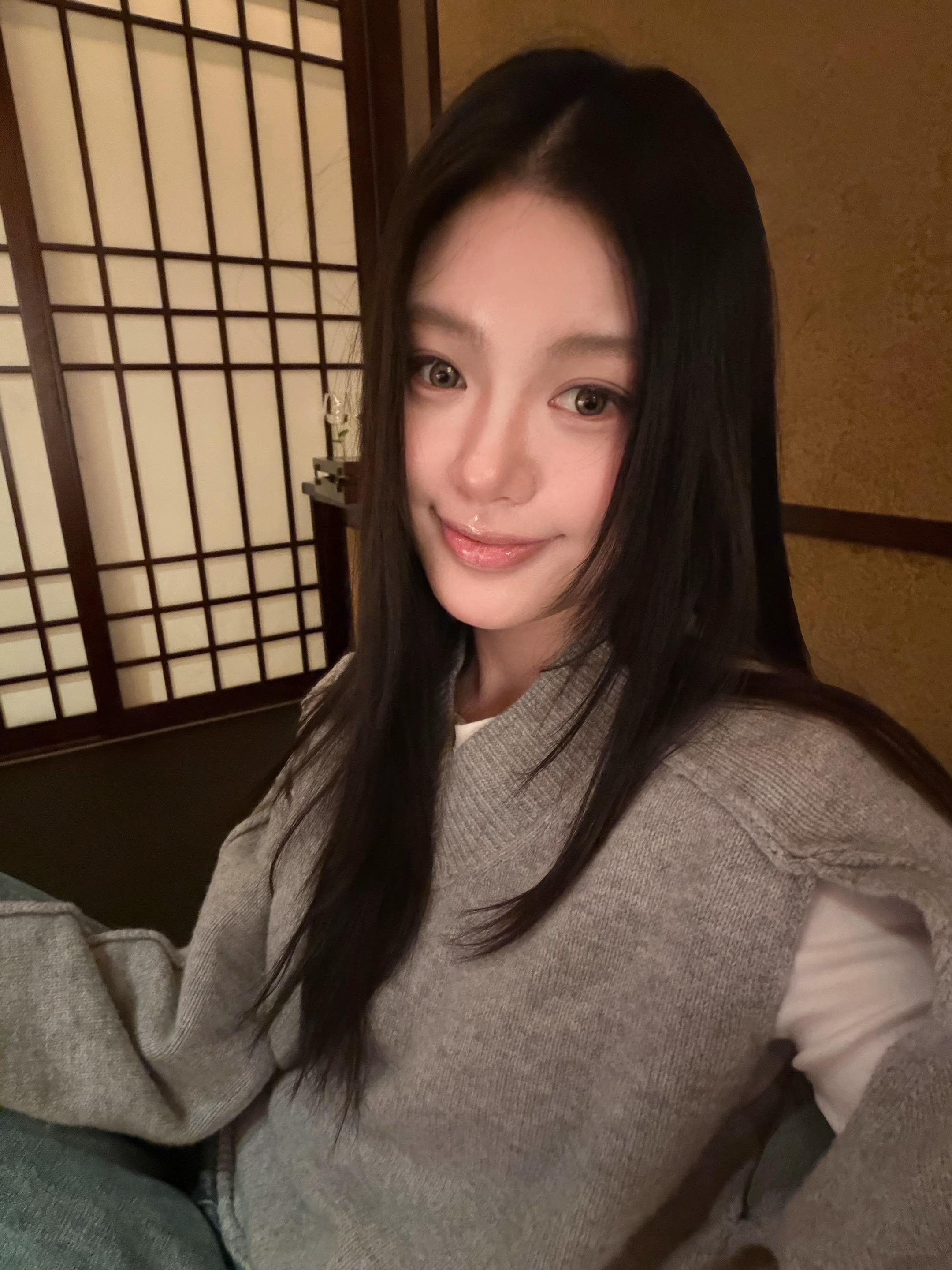 这个世界太坏了 我太普通了  但是我听到你肚子叫了  我带你去吃饭吧