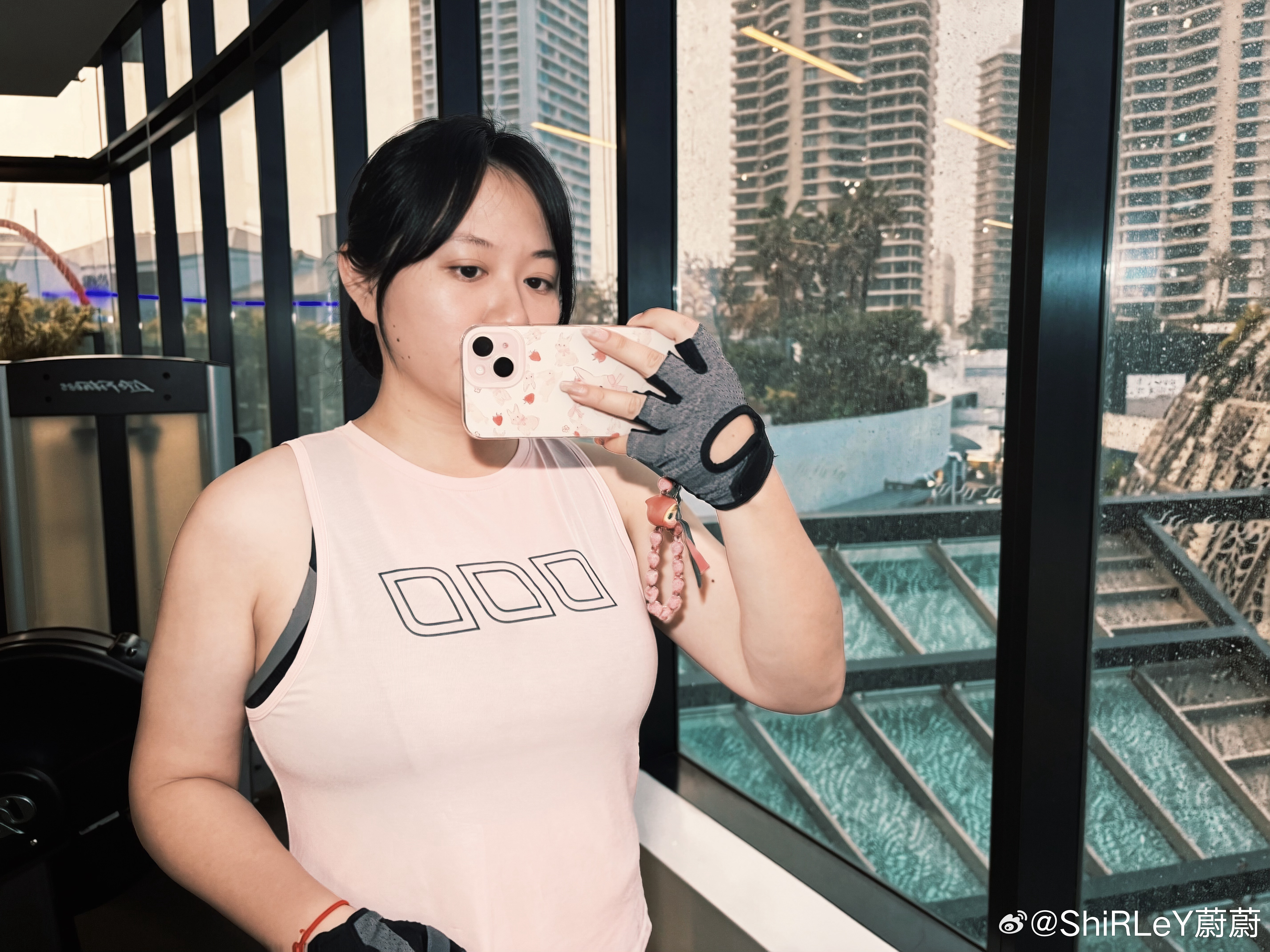 早上没来得及去gym，下午回来继续，昨天新买的背心🎽穿上了。蔚蔚的健身