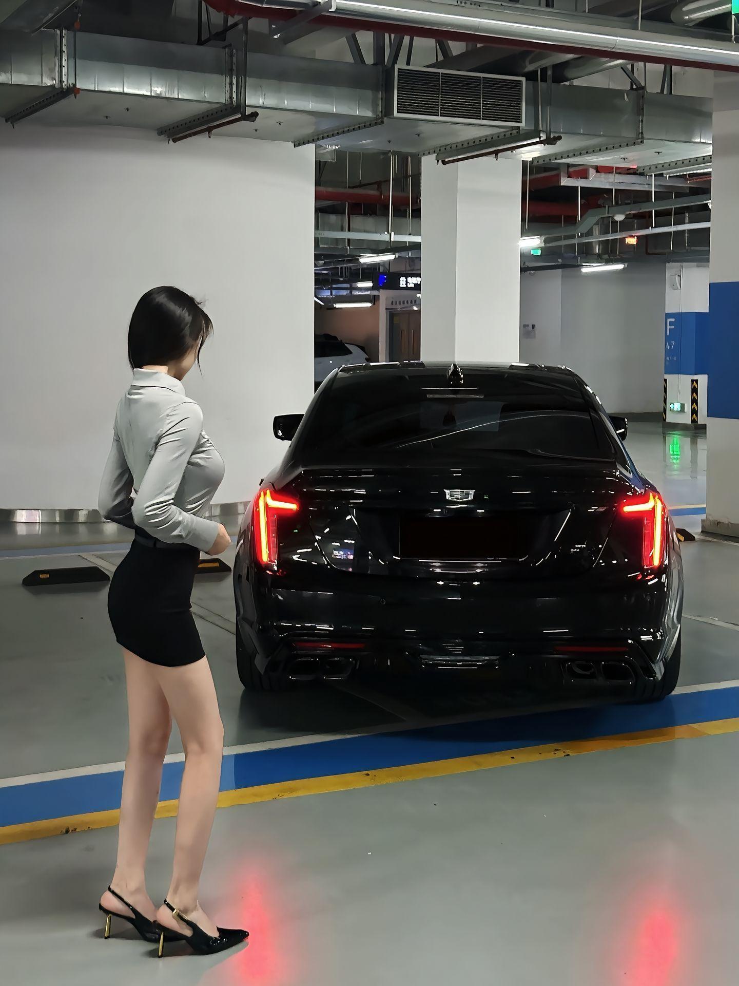 开凯迪拉克接你不行吗 