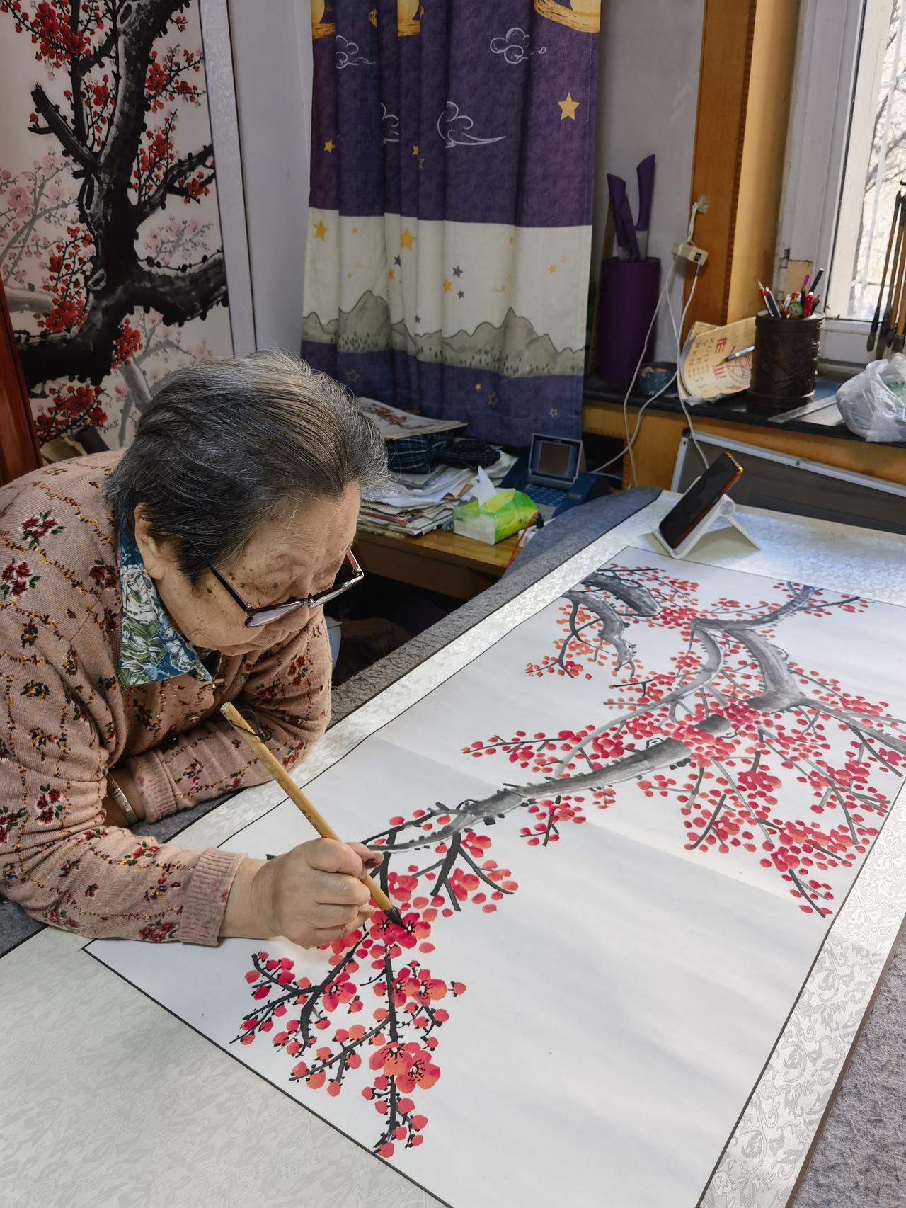 96岁奶奶铺开新宣纸，今天要画幅梅花。笔尖蘸了墨，先勾出苍劲的枝干，再轻点朱砂，