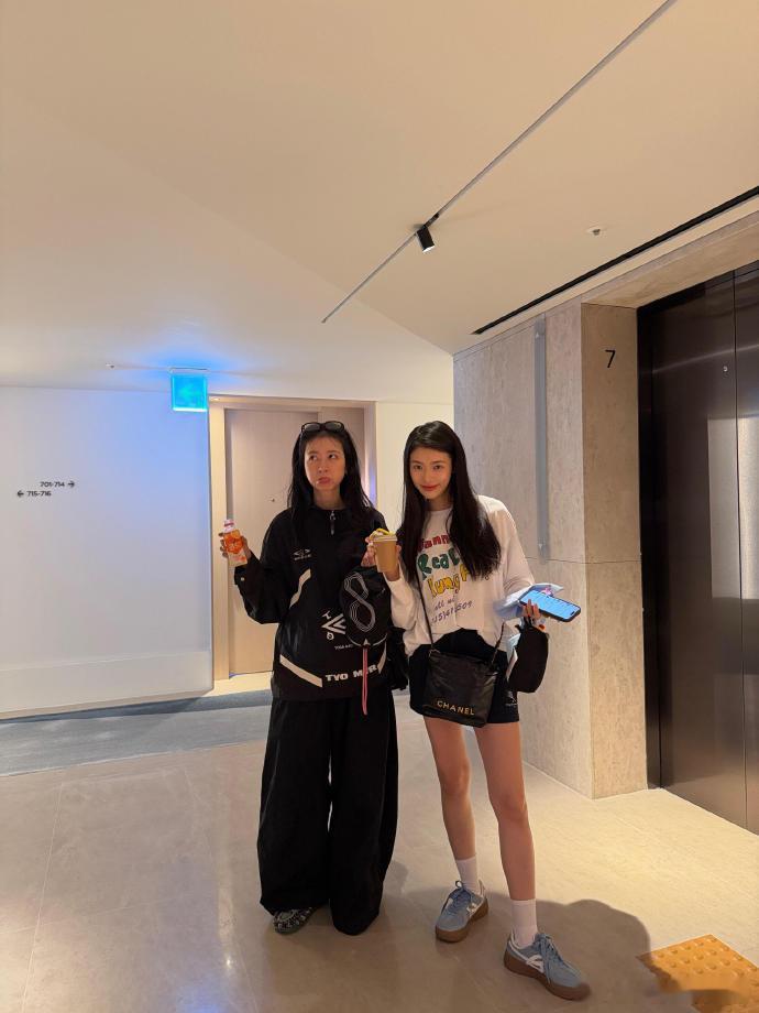 周雨彤林允女孩们的聚会  周雨彤林允同框出游，满屏都是女孩们聚会的快乐氛围！一起