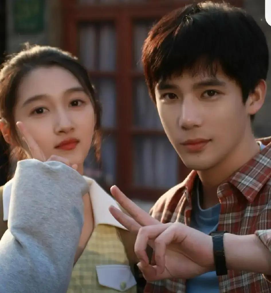 擦奶油视频24小时破2亿播放
 
镜头里王安宇抬手抹掉关晓彤鼻尖奶油，慢放0.5