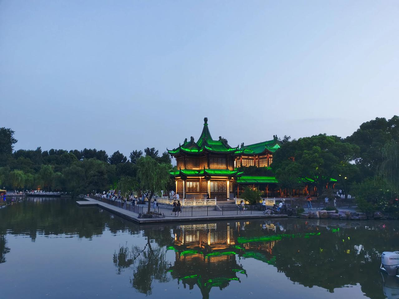 老手说生活：（1）
昨晚来个说走就走，夜游扬州瘦西湖。
在五彩斑斓的灯光映射下，