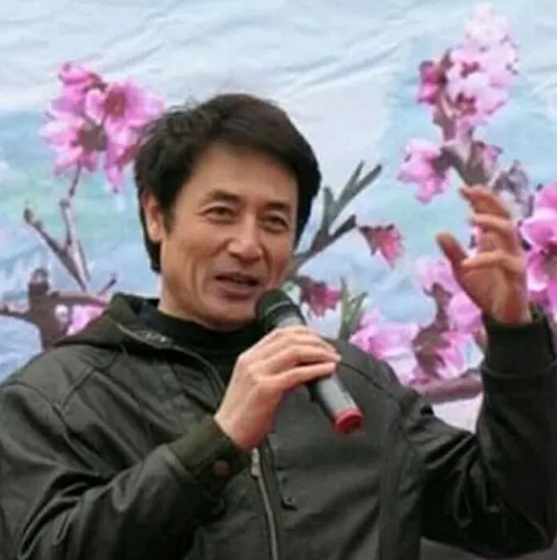 吴晓东，1961年出生于河北省承德市，毕业于中央戏剧学院导演系，中国国家话剧院导