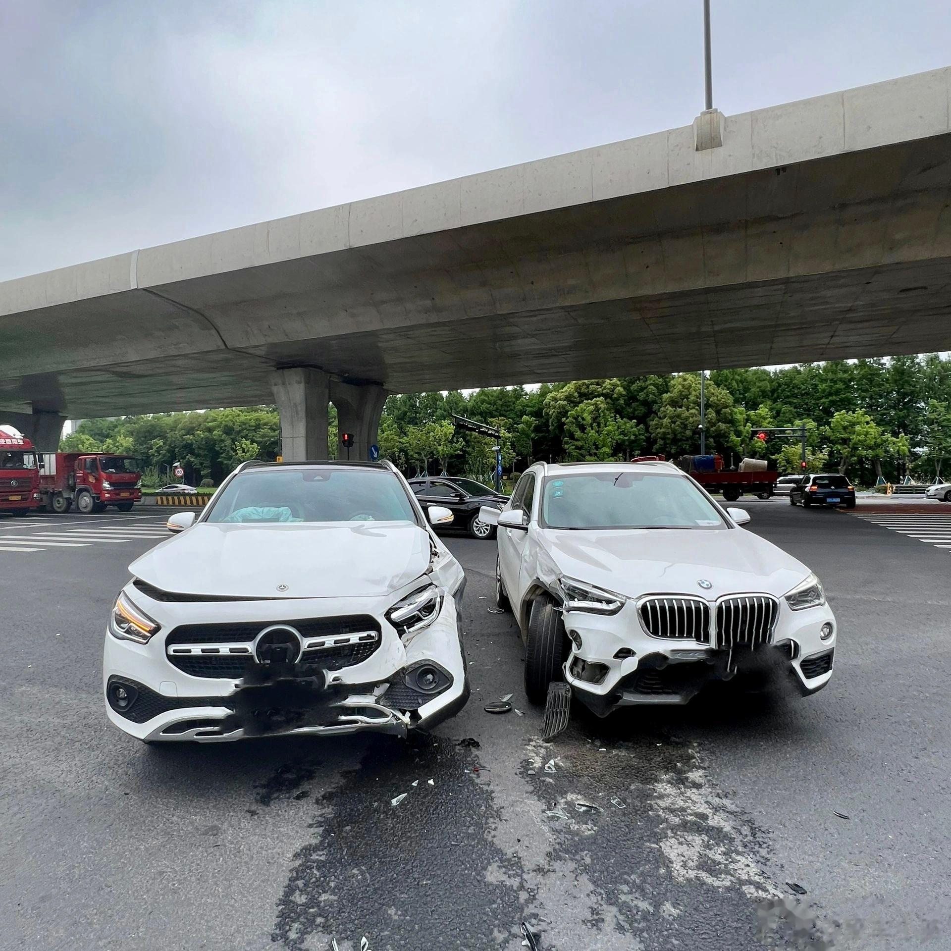 看第一眼，你觉得哪个质量更好？#宝马# ​​​