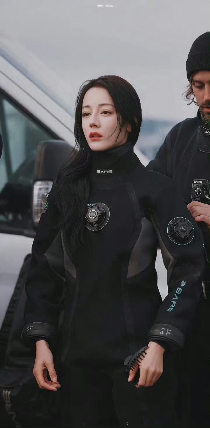 这张迪丽热巴说是科幻片我都信迪丽热巴花少5这张说是科幻片我都信 ，帅气拿捏 