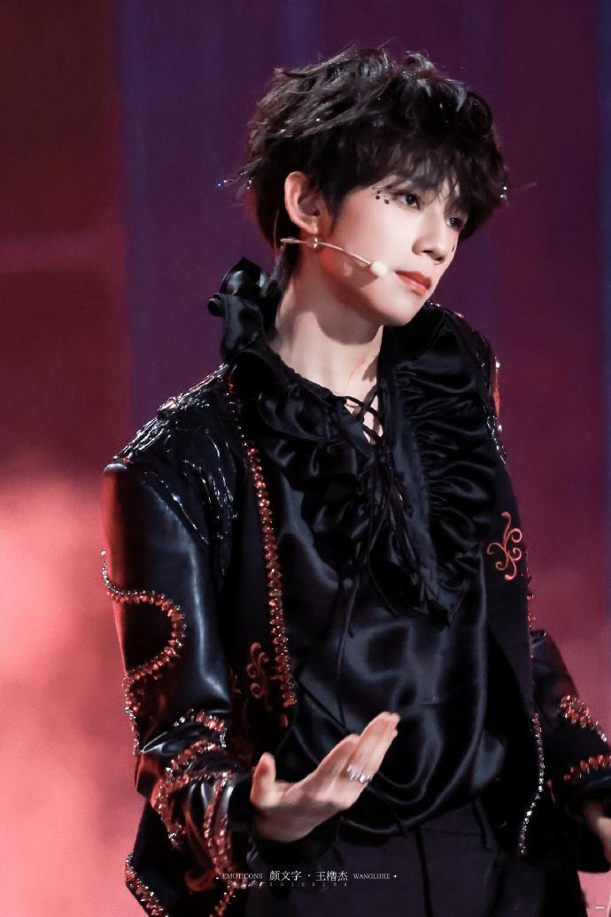 不知道王橹杰的身材很曼妙王橹杰这身材也太绝了，眼神杀直接戳中，舞台台风超稳，每个