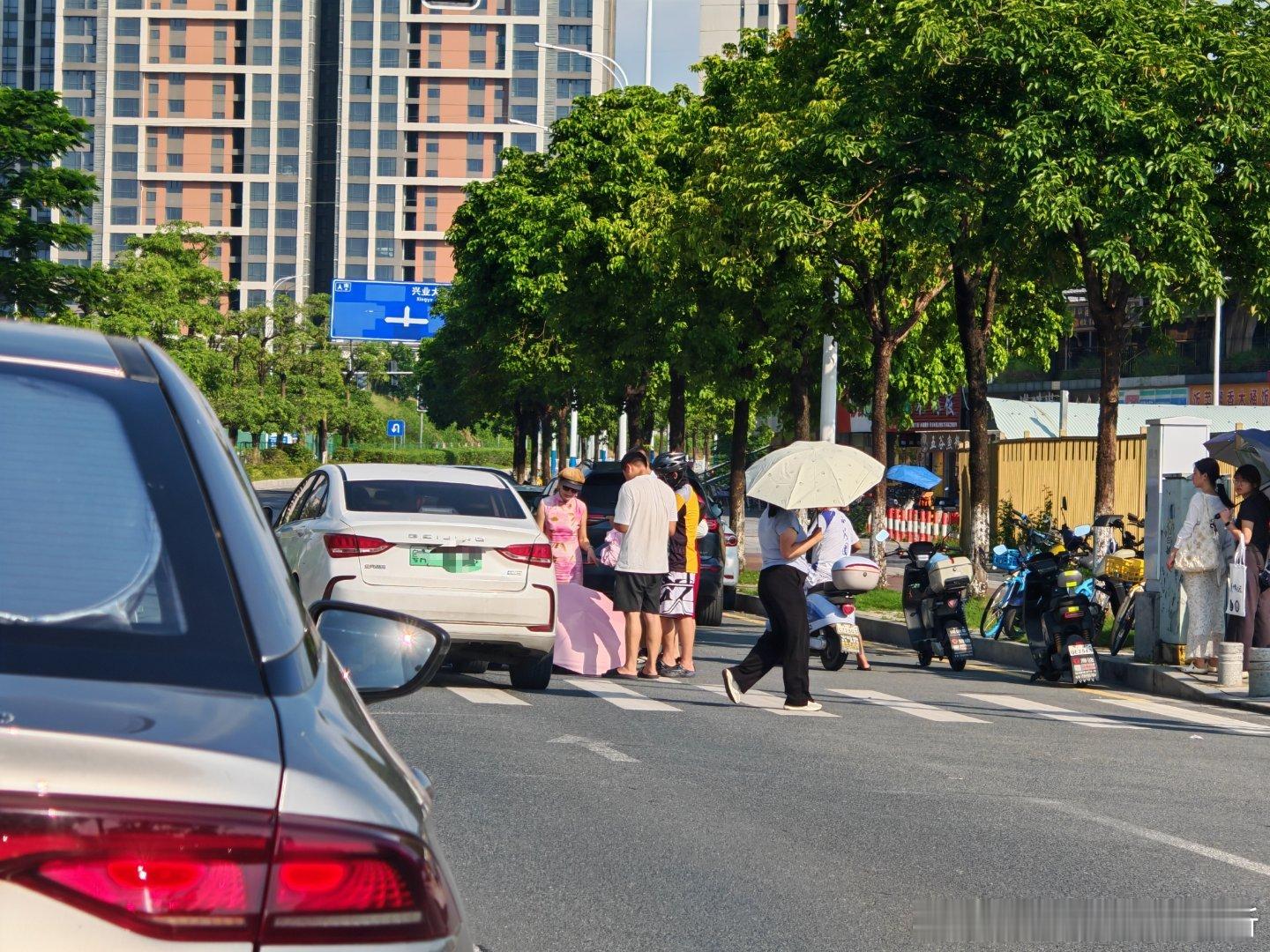 就在我们公司外面的路口，我已经亲眼见到过三次严重的电动车事故。电动车的灵活性高，
