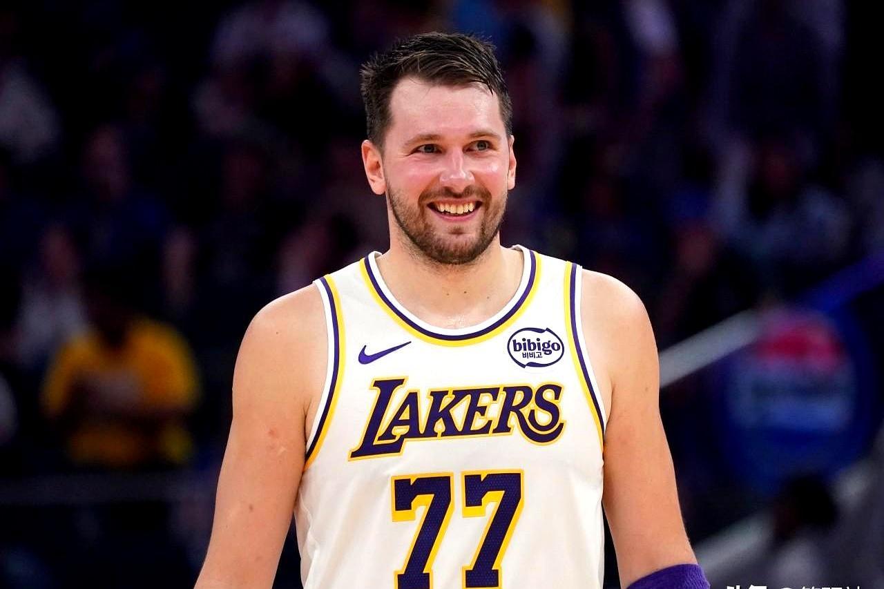 詹姆斯把四万三千分的铁王座砸在地板上，全联盟连个摸椅背的人都没有。你真以为东契奇