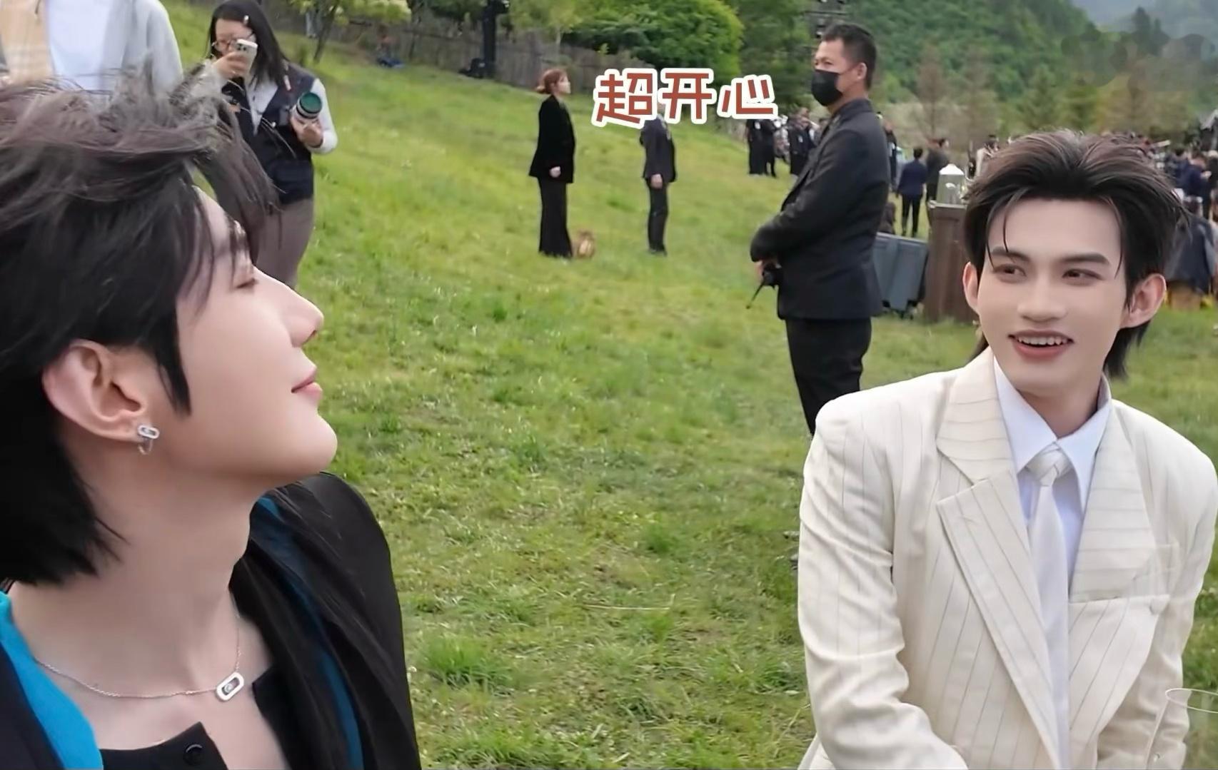 普普开心得摇头晃脑的