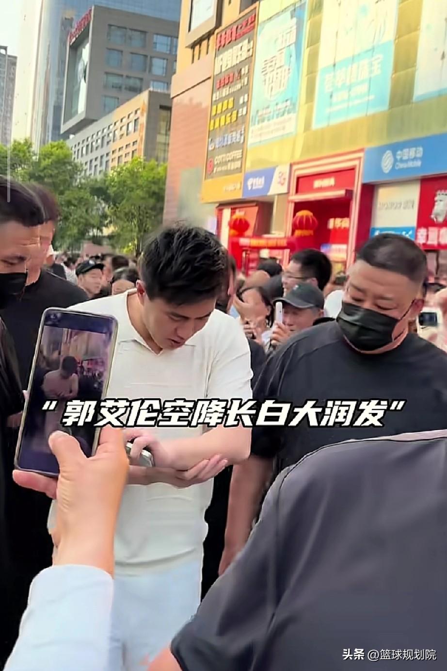 郭艾伦下赛季是不是不打球了，这活动一个接一个！

大伤归来的郭艾伦似乎没有闲着，