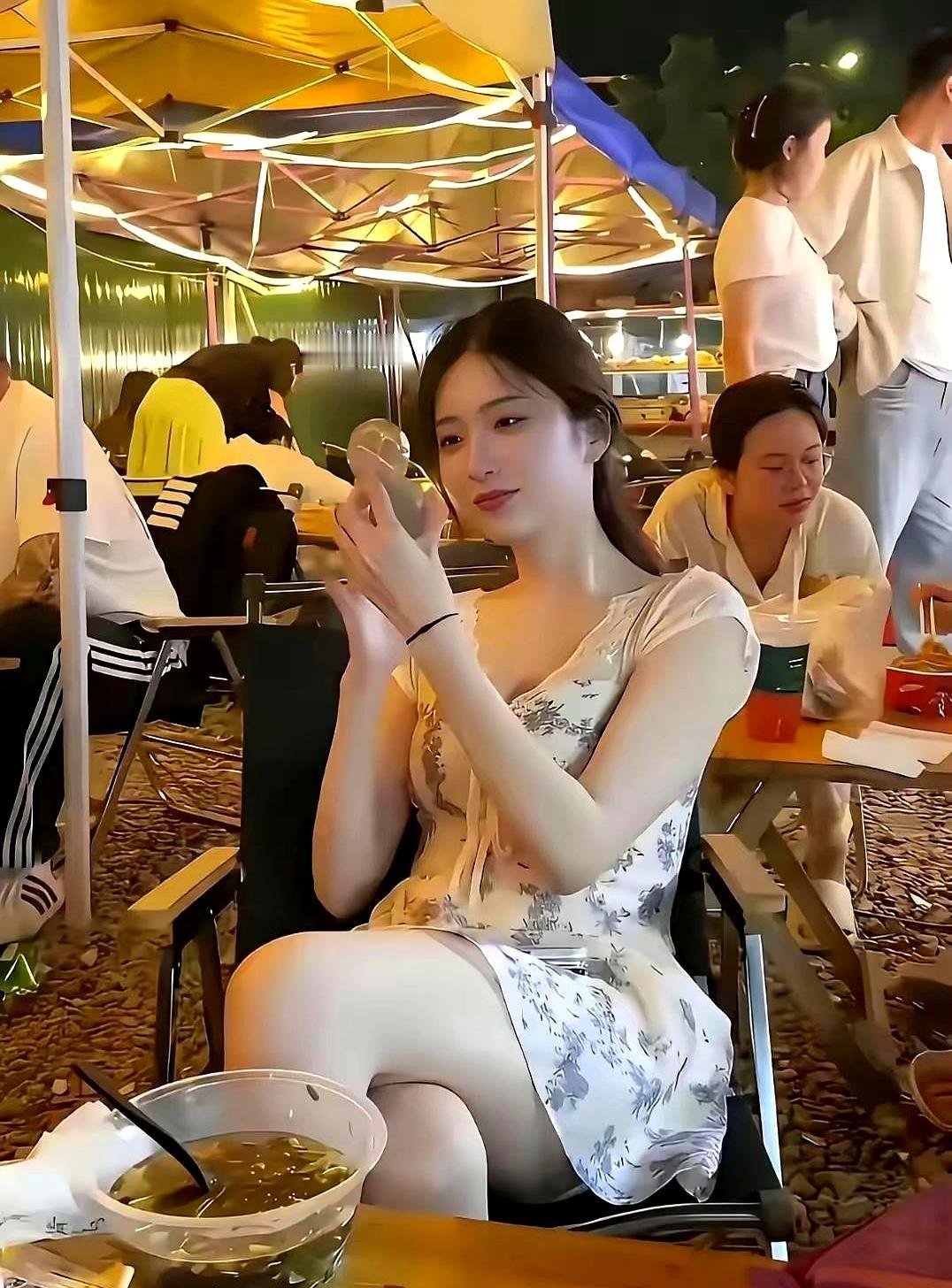 一边是谈过3次恋爱但美若天仙的“红玫瑰”，一边是一张白纸但长相路人的“白月光”，