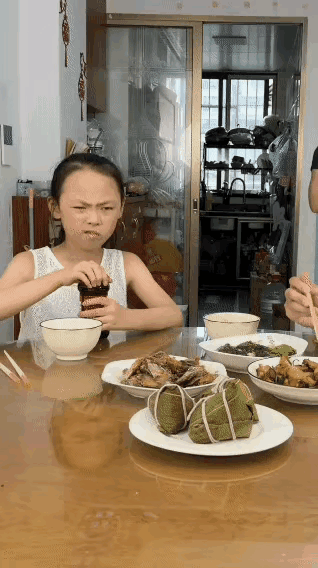 一家三口，女儿表情像爸爸，眼神像妈妈，绝对是爸爸妈妈亲生的，毋庸置疑，一家人打不