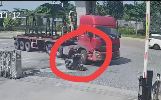 这个骑电瓶车的男子太惨了，闯入大货车的盲区，直接被卷入车底，只怕凶多吉少。大货车