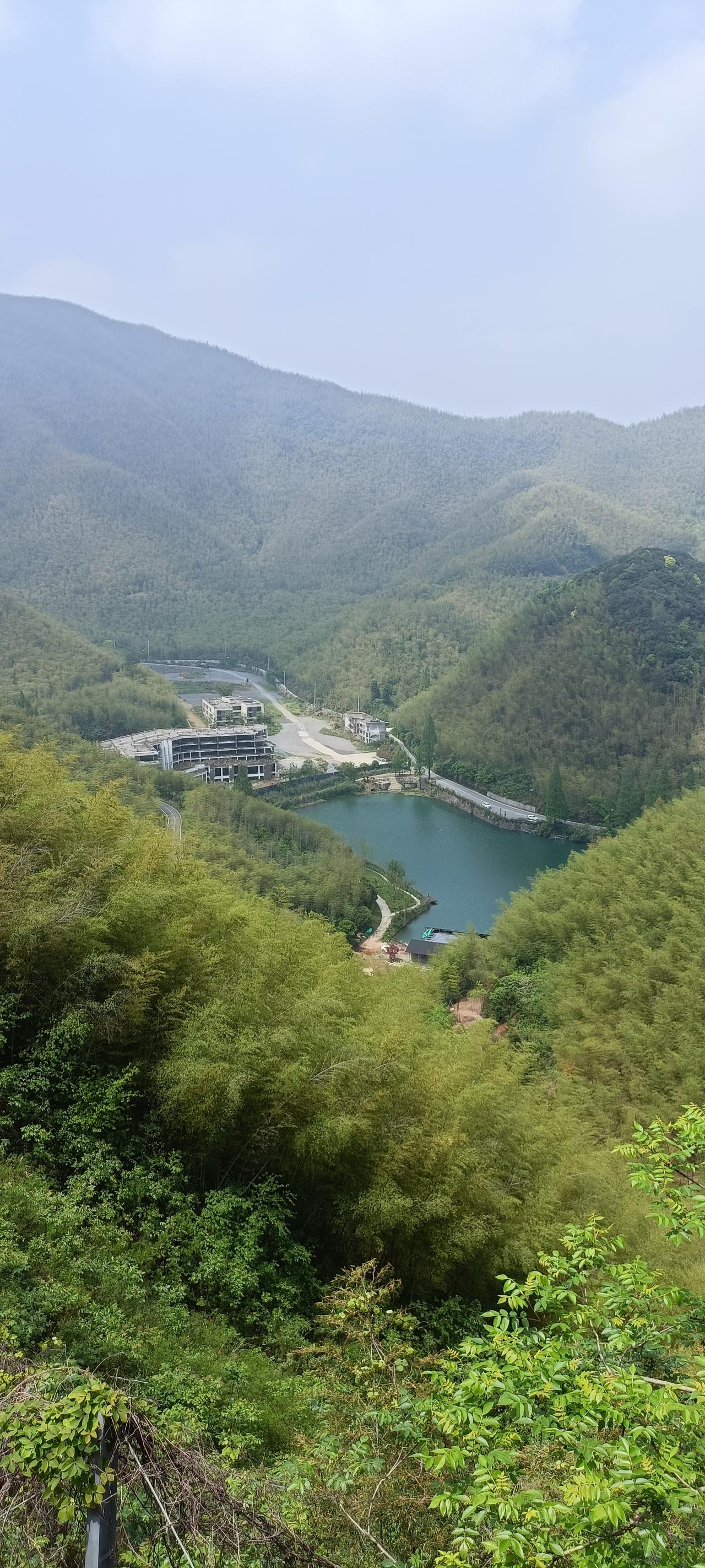 山间小湖，绿树环绕，宁静悠然。
上联:山静水长流，
下联:林深鸟自闲。