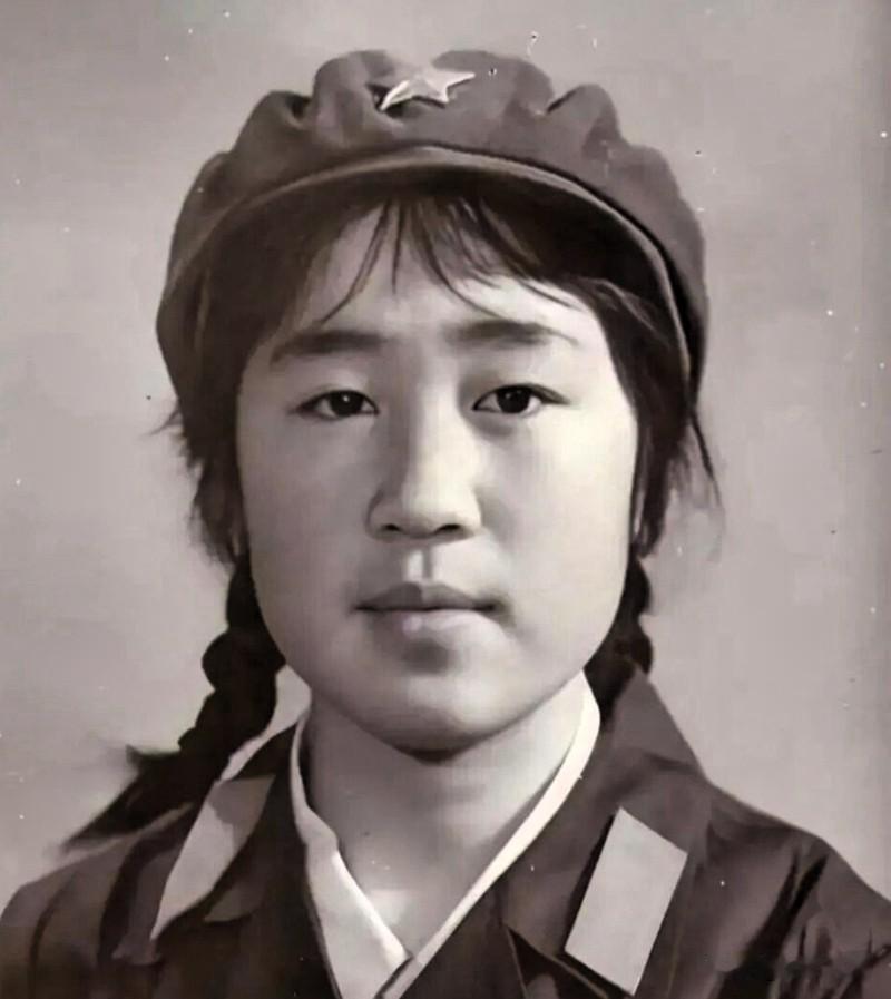 高东丽，空六军通信营话务员，北京姑娘，1954年生，1972年入伍。1976年7