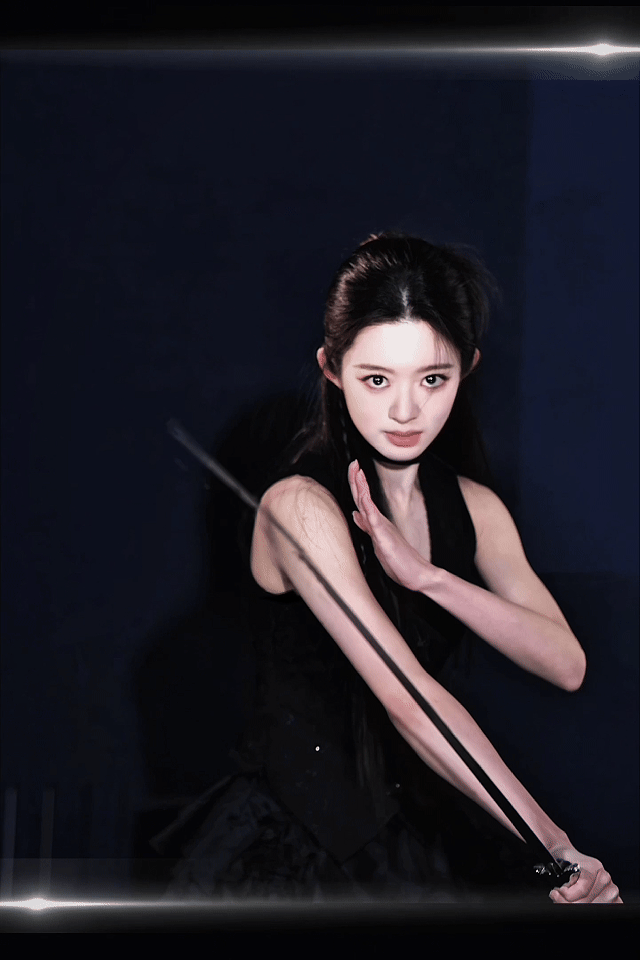 黄杨钿甜踩高跟鞋舞剑黄杨钿甜穿高跟鞋舞剑 黄杨钿甜顶着一张甜妹脸踩高跟鞋舞剑，又