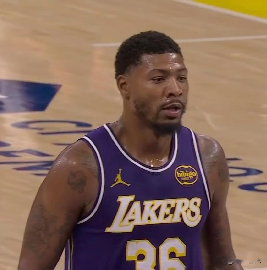 湖人新援斯玛特最近3场比赛的数据表现！！！
客场打鹈鹕：首发上场36分钟，投篮1