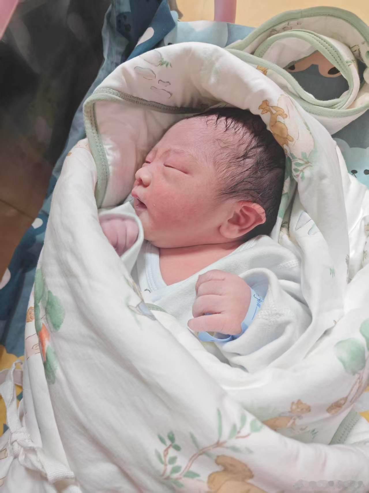 明天就8个月啦，时间过得飞快，8个月前他还是那么小一只。他没出生之前我总想着怎么
