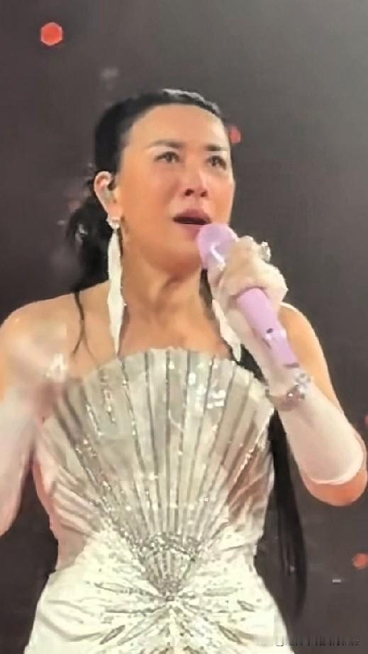 那英被业界好友称作“老那”，王菲还特地给这位好友送了个写着“祝老那演唱会成功”的