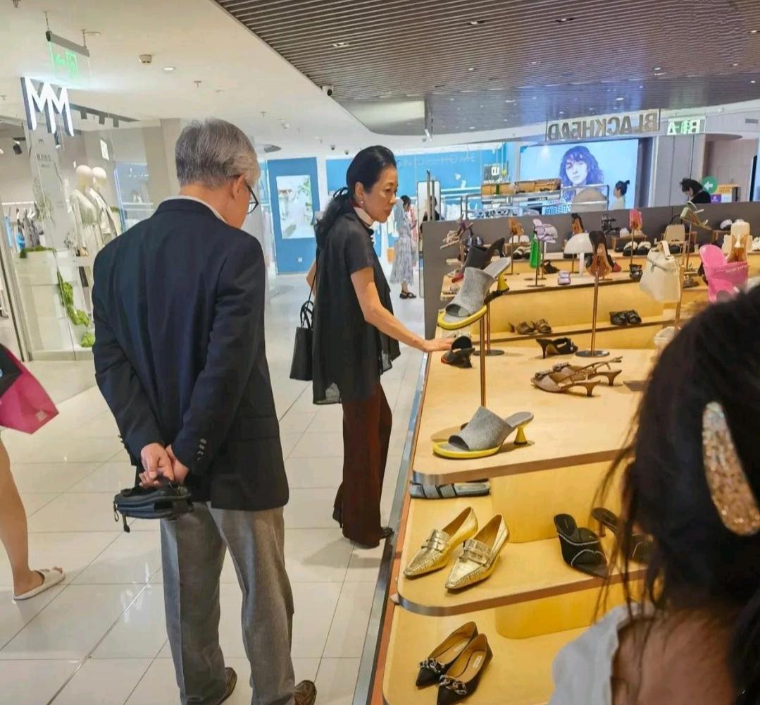 奥运冠军郭晶晶的婆婆、港姐冠军朱玲玲现身上海新天地，富豪老公陪伴左右， 朱玲玲还