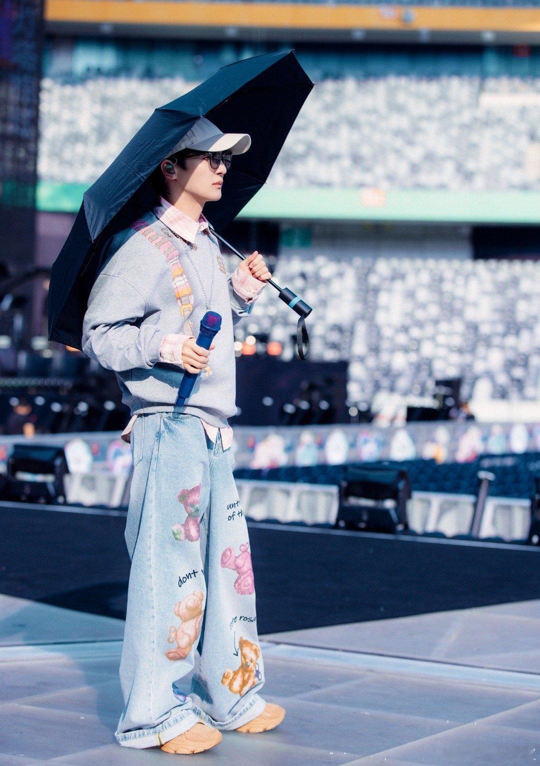 周深控诉粉丝墙头多 今晚演唱会秒变偶像剧！深深委屈巴巴地“控诉”，生米们着急忙慌