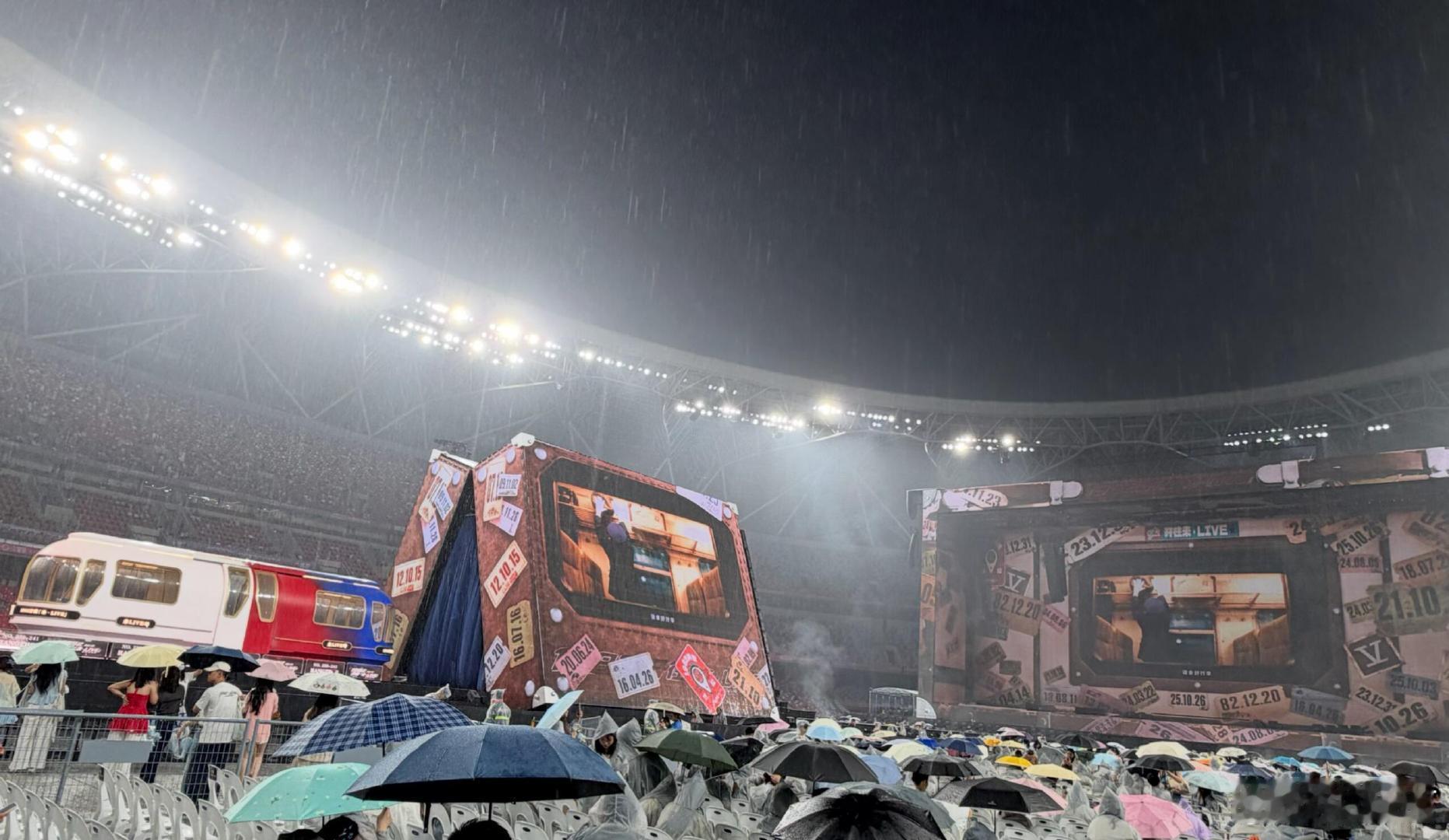 张杰杭州上座率张杰杭州演唱会上座率大雨席卷场馆也挡不住热情，张杰杭州演唱会现场满