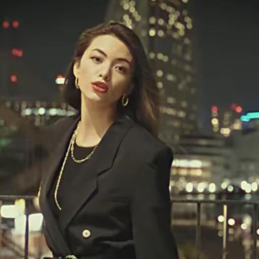 吴建豪的二婚妻子被媒体扒出来了日本歌手，35岁的荒卷绘美，是歌手和艺术家，听说1