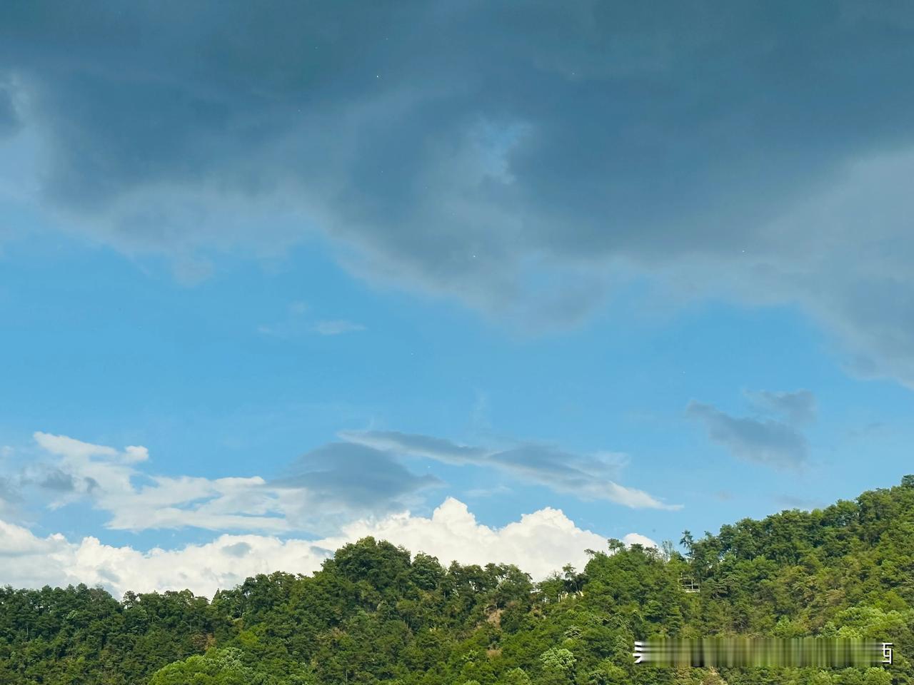 【重庆主城终于迎来了9月的第一场雨，并且还是太阳雨】9月2日下午5点，南岸区南山