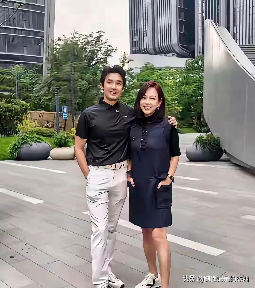 这对明星夫妻太恩爱了，不管什么场合都是那么幸福，快乐，低调不张扬，特别是陈松伶，
