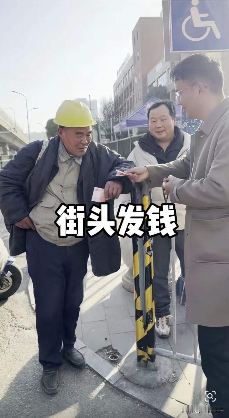 最该拿流量的，是这群真心帮穷人的人！
 
近期各大平台，很多博主深入偏远乡村，自