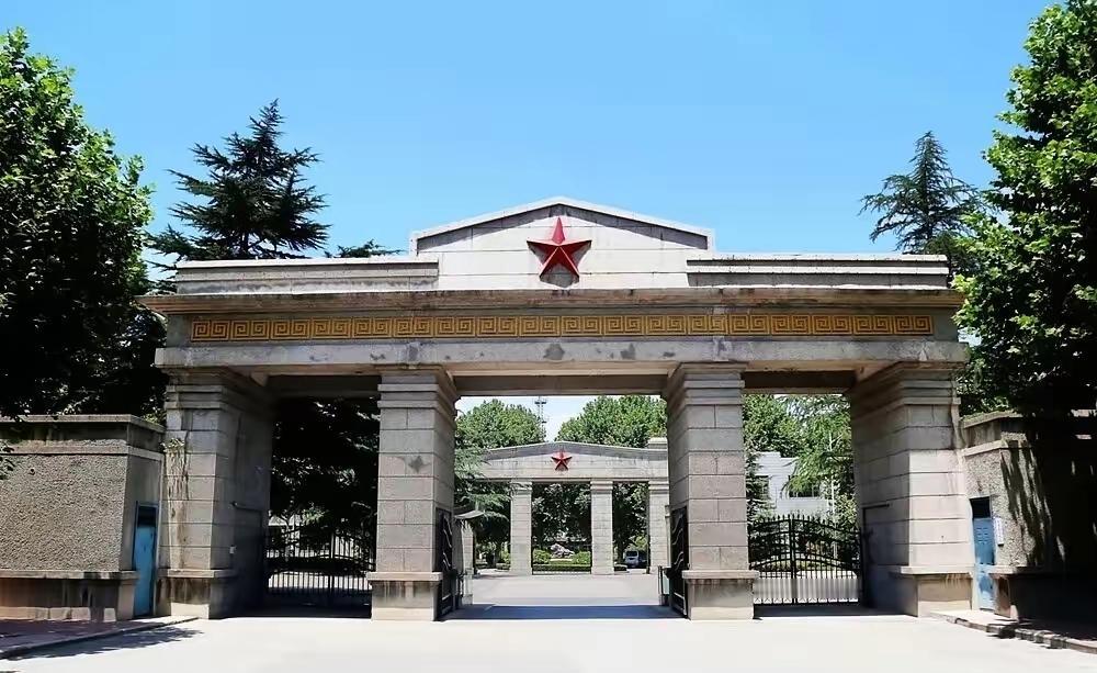 看新闻，网络空间部队信息工程大学军士学院在洛阳正式成立。
        洛阳这