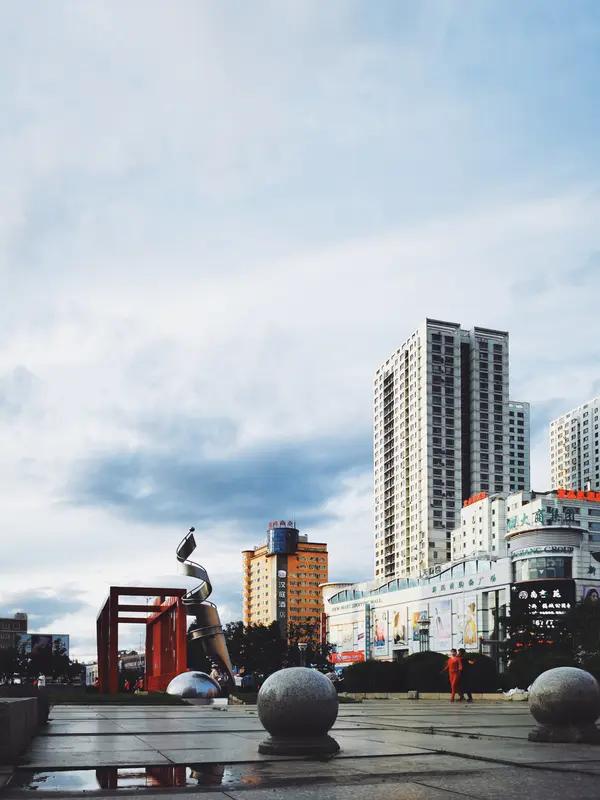 谁说小城没机会？90后小伙回鹤岗“躺平”，却靠4块9一碗的麻辣面火了。在很多人眼