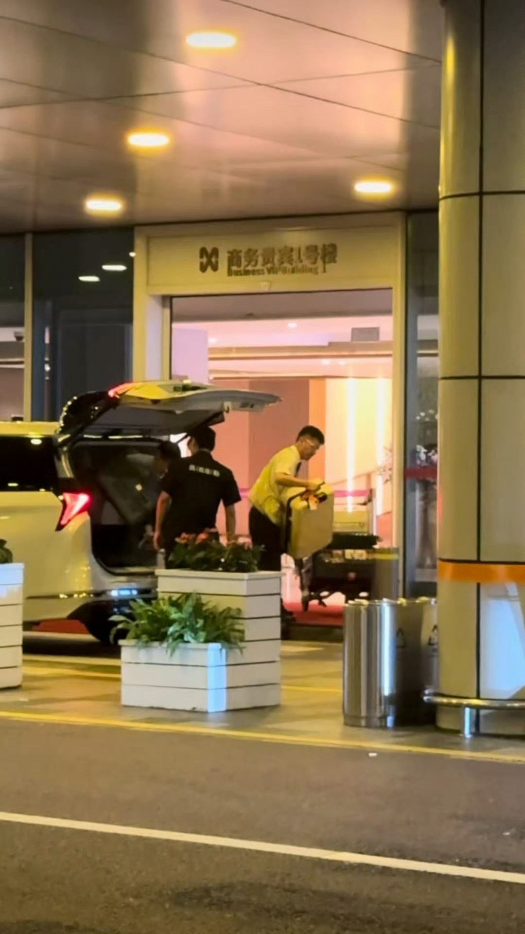 怕受到台风影响，王楚然昨晚带着6个行李箱连夜坐高铁逃离深圳，连轴转的女孩你辛苦了