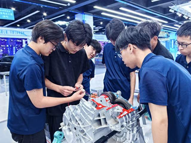40 岁能学什么技能谋生？学新能源汽车专业怎么样？